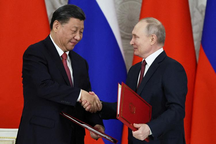 I sidste uge var Kina præsident, Xi Jinping, på besøg hos sin russiske kollega, Vladimir Putin. Her diskuterede de blandt andet krigen i Ukraine. Nu vil Ukraines præsident, Volodymyr Zelenskyj, også have besøg af Xi. Foto: Sputnik/Ritzau Scanpix