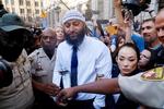 Adnan Syed blev i september sidste år løsladt efter at have siddet 23 år i fængsel for drabet på en 18-årig kvinde. Sagen blev taget op af podcasten 'Serial', som såede tvivl om dommen. Nu har en appeldomstol omstødt frifindelsen af proceduremæssige årsager.  Foto: Jonathan Ernst/Ritzau Scanpix
