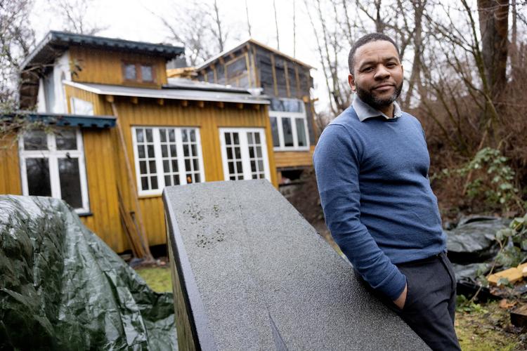Christiania vil gerne have de nye beboere i almene boliger integreret, siger Risenga Manghezi, der er medlem af pressegruppen på Christiania.
  Foto: Mads Nissen