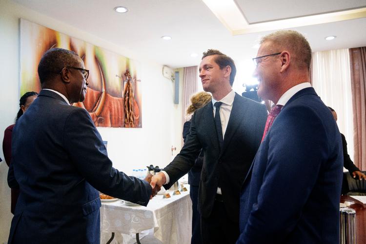 Udlændinge- og integrationsminister Kaare Dybvad Bek (S) hilser på Rwandas udenrigsminister Vincent Biruta i september 2022.  Foto: Bo Amstrup / Ritzau Scanpix/Ritzau Scanpix