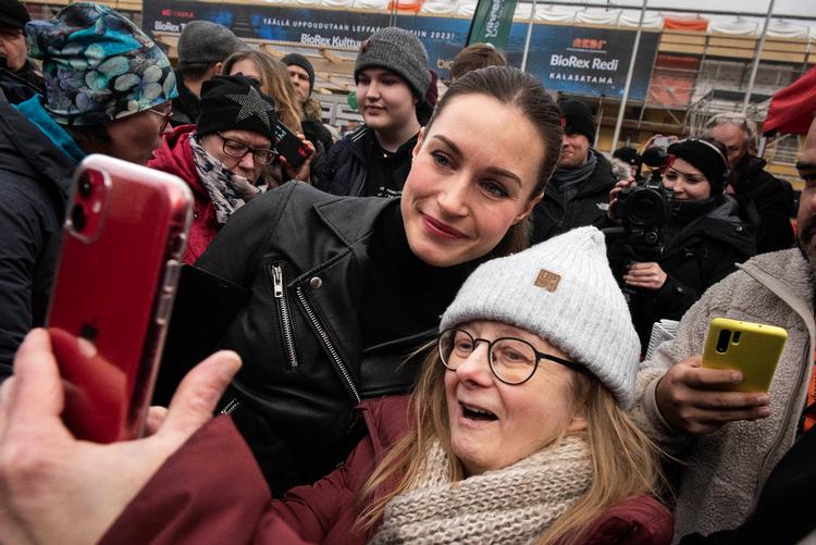 Den finske statsminister, Sanna Marin, lader sig fotografere sammen med vælgere til et valgkampsarrangement i Helsinki. Foto: Claus Blok Thomsen