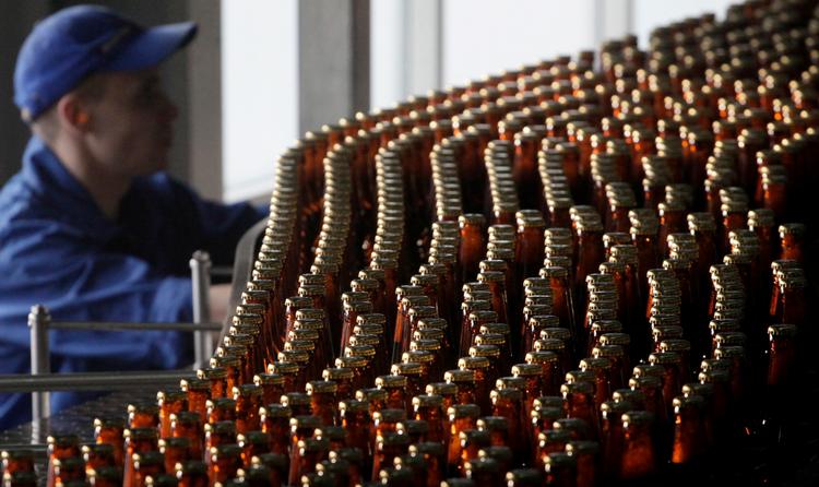 Carlsberg regner med et salg af sine russiske aktiviteter til sommer. Sker det, risikerer bryggerigiganten at skulle betale 10 procent af salgssummen til den russiske stat, som netop har vedtaget en ny salgsafgift. Foto: © Ilya Naymushin / Reuters/Ritzau Scanpix