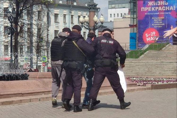 Politiet fjernede i maj Andrej Tjernysjov, da han protesterede mod krigen i Moskva. Efterfølgende blev han gentagne gange tilbageholdt af politiet på baggrund af myndighedernes overvågningssystem. Foto: Andrey Chernyshov/Ritzau Scanpix