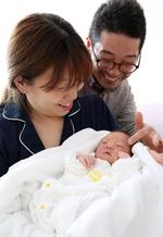 Det japanske par Makiko Nakamura (tv.) og Kenichi glæder sig over deres baby, Soma.   Foto: Takuya Yoshino/Ritzau Scanpix