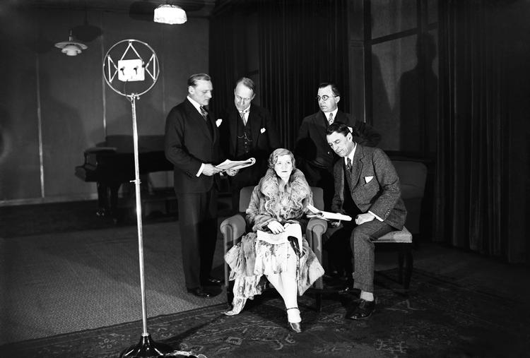 Bodil Ipsen spillede rollen som Helga Norland i hørespillet. Poul Reumert til højre var statsadvokaten. Bagest står skuespillerne Johannes Meyer og August Liebmann i rollerne som kriminalassistent og oberst samt Eyvind Johan-Svendsen, der var Norlands elsker/den myrdedes mand. De var alle tre vidner i sagen. Foto: Holger Damgaard