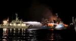 Den filippinske kystvagt forsøgte forgæves at bekæmpe flammerne på skibet 'MV Lady Mary Joy 3'. Branden kostede 10 mennesker livet. Foto: Philippine Coast Guard/Ritzau Scanpix