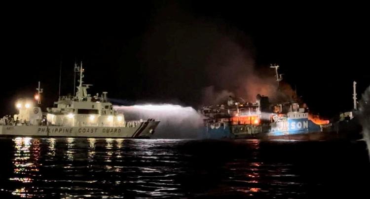 Den filippinske kystvagt forsøgte forgæves at bekæmpe flammerne på skibet 'MV Lady Mary Joy 3'. Branden kostede 10 mennesker livet. Foto: Philippine Coast Guard/Ritzau Scanpix