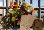De omkomne for branden på et migrantcenter i den mexicanske grænseby Ciudad Juarez mindes med blomster og papskilte. Foto: Herika Martinez/Ritzau Scanpix