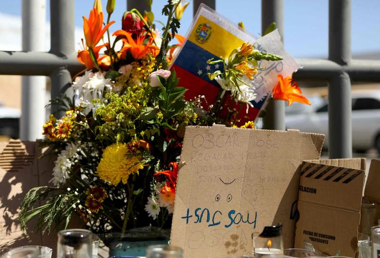 De omkomne for branden på et migrantcenter i den mexicanske grænseby Ciudad Juarez mindes med blomster og papskilte. Foto: Herika Martinez/Ritzau Scanpix