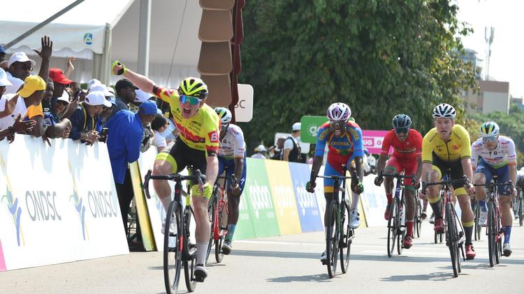 Alexander Salby (tv) blev den første danske vinder i UCI-regi i 2023, da han vandt sidste etape af løbet La Tropicale Amissa Bongo i Gabon.  Foto: La Tropicale Amissa Bongo
