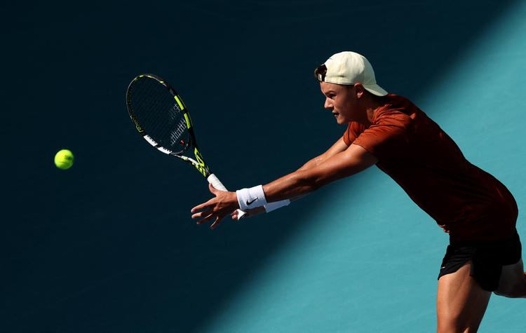 Holger Rune rejser jorden rundt for at deltage på ATP Tour, og heldigt for ham, så elsker han at være på farten. I takt med succesen har han fået hjælp til at alt det praktiske, så han nu kan koncentrere sig om at spille tennis. Foto: Clive Brunskill/Ritzau Scanpix