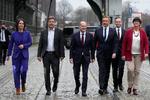 I november 2021 kunne Olaz Scholz (midten) præsentere sin nye regering med De Grønne og FDP i en energisk fremtræden for pressen.   Foto: Markus Schreiber/Ritzau Scanpix