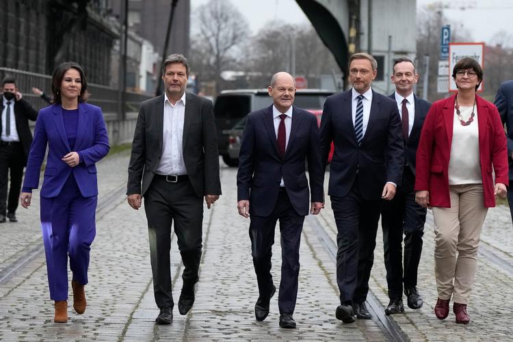 I november 2021 kunne Olaz Scholz (midten) præsentere sin nye regering med De Grønne og FDP i en energisk fremtræden for pressen.   Foto: Markus Schreiber/Ritzau Scanpix