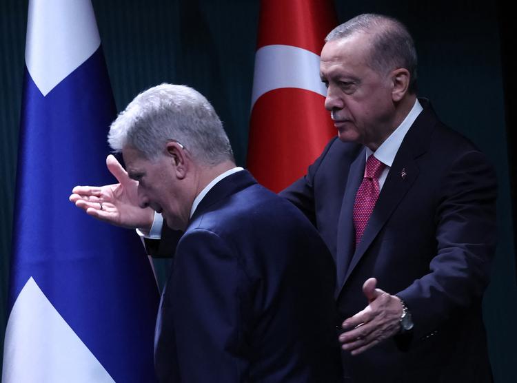 Den finske præsident, Sauli Niinistö, var for et par uger siden i Tyrkiet, hvor præsident Recep Erdogan fortalte ham, at en tyrkisk godkendelse af den finske Nato-ansøgning var på vej.  Foto: Adem Altan/Ritzau Scanpix