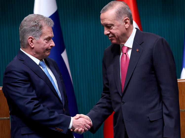 Den finske præsident, Sauli Niinistö, var for et par uger siden i Tyrkiet, hvor præsident Recep Erdogan fortalte ham, at en tyrkisk godkendelse af den finske Nato-ansøgning var på vej.  Foto: Adem Altan/Ritzau Scanpix
