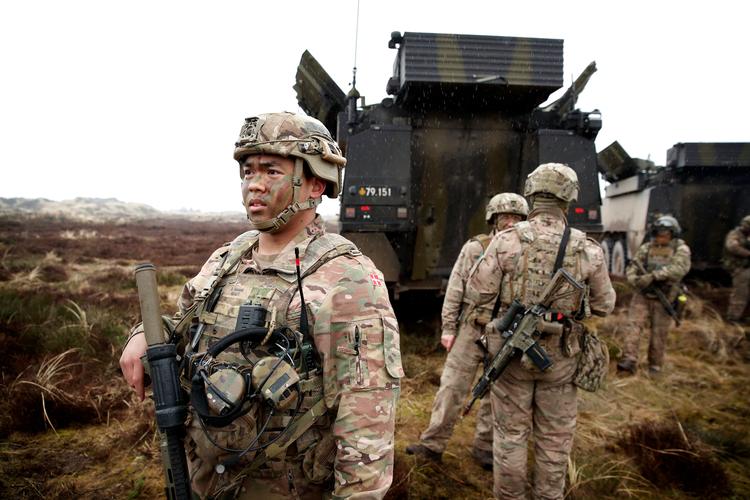 Danske soldater fra 1. artilleri Battalion på arbejde under NATO øvelsen 'Dynamic Front' i Oksbøl Øvelses- og Skydeterræn. Foto: Jens Dresling