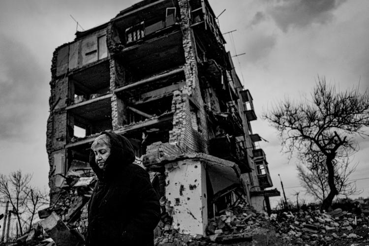 Tetyana på 70 år har boet i huset siden 2000, hun overlevede kun, fordi hun var gået på arbejde. Alle dem, der var hjemme, de er døde nu. 52 mennesker mistede livet, de fleste af dem i kælderen under huset.     Foto: Jan Grarup