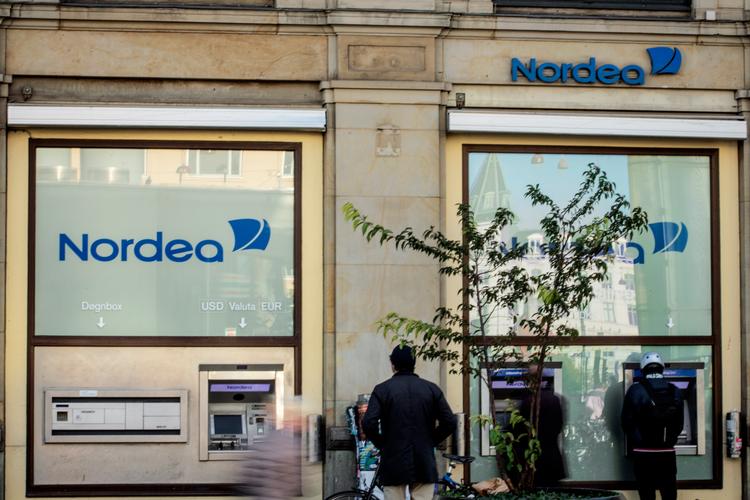 Nordens største bank tager fremover 75 kroner per transaktion, hvis en kunde vil betale med girokort eller have en kontoudskrift på papir.  Foto: Miriam Dalsgaard