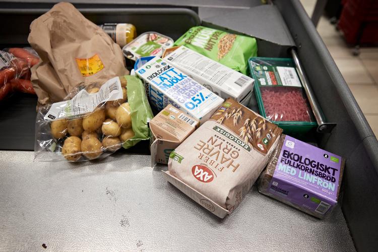 Svenskerne kan mærke, at inflationen er høj og renten hævet, og det betyder blandt andet, at salget i den svenske detailhandel er 9,4 procent lavere nu i forhold til sidste år.    Arkivfoto Jens Dresling