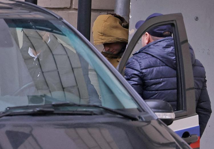 Den amerikanske journalist Evan Gershkovich fotograferet, da han tidligere på ugen blev ført ind i en retsbygning i Moskva.  Foto: Evgenia Novozhenina/Ritzau Scanpix