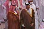 Saudi-Arabien vil sænke sin produktion med 500.000 tønder olie om dagen. Her ses landets leder, kronprins Mohammed bin Salman (tv.) ved en tidligere lejlighed sammen med De Forenede Arabiske Emiraters regeringschef, Mansour bin Zayed Al-Nahyan. Foto: -/Ritzau Scanpix