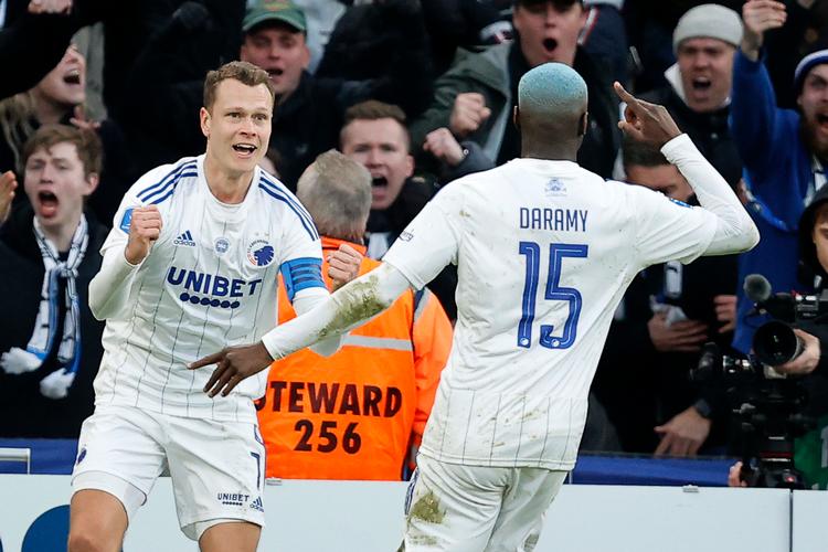 Oplægget kom fra Viktor Claesson (tv.), da Mohamed Daramy udlignede til 1-1 i topkampen mod FC Nordsjælland Foto: Jens Dresling