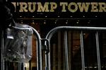 Der er sat metalbarrierer op ved Trump Tower i New York City. Flere veje nær retten på Manhattan er også blevet afspærret. Foto: Bing Guan/Ritzau Scanpix
