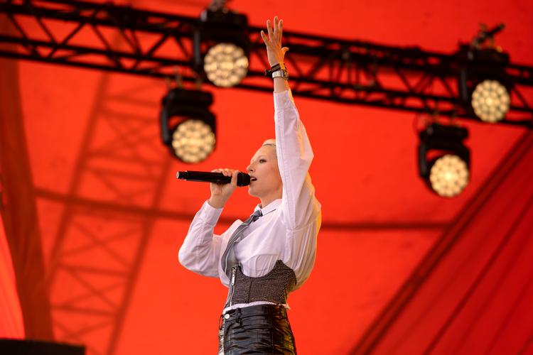 Drew Sycamore er igen at finde på Kodas Hitliste fra 2022 over de mest indtjenende musiknumre. Her åbner hun orange scene på Roskilde festival 2022..  Foto: Tilde Døssing Tornbjerg