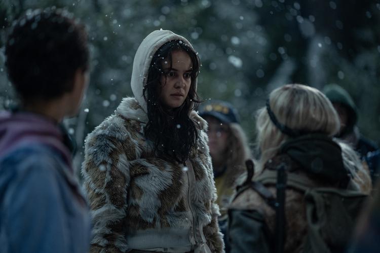 Den naturtilbedende Lottie (Courtney Eaton) udvikler sig mere og mere i retning af blodsofrende kultleder i serien 'Yellowjackets'.   Foto: SkyShowtime