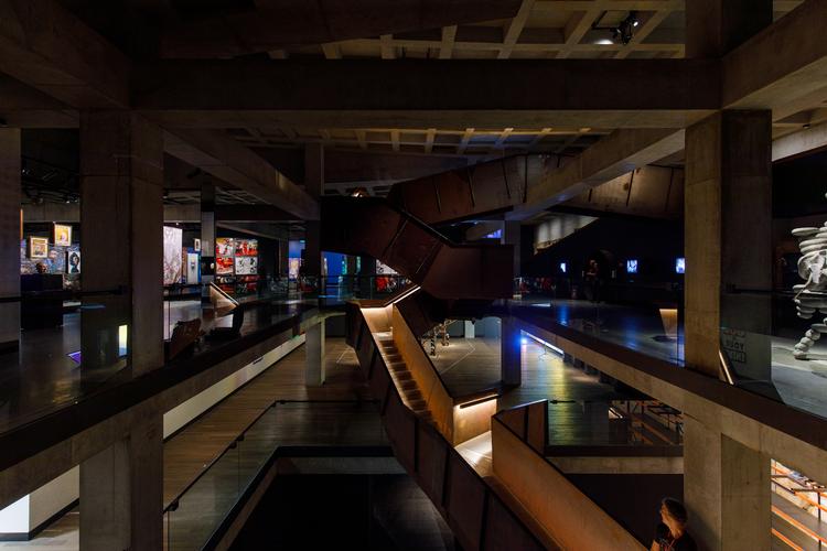 Der er så dunkelt på Mona, at man tror, man er på natklub. Det fungerer perfekt, for kunsten får præcis det lys, der er nødvendigt, mens film, lyd, temperaturer og stemning går op i en højere enhed. Foto: Mona/Jesse Hunniford