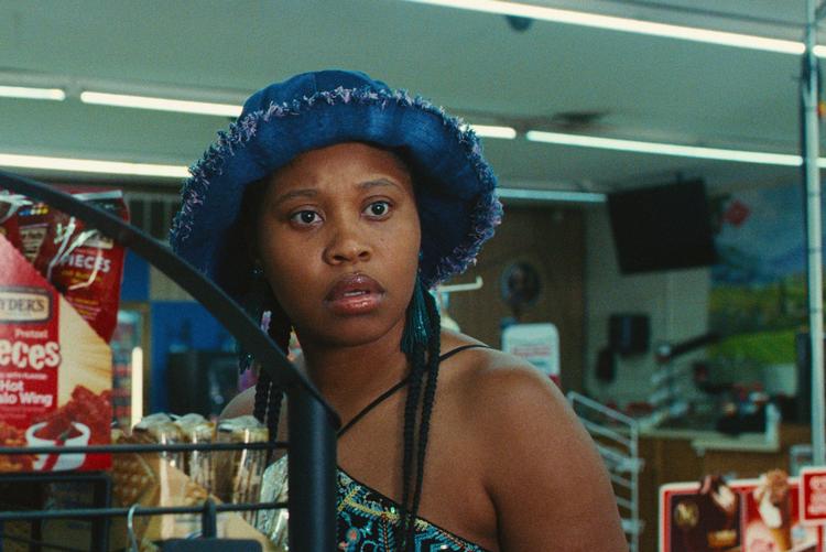 Dre (Dominique Fishback) er, mildt sagt, vild med popstjernen Ni’Jah, og hvis hun møder dig, og du er knap så vild med Ni’Jah, ja, så er du selv ude om det i serien ’Swarm’. Still fra serien 