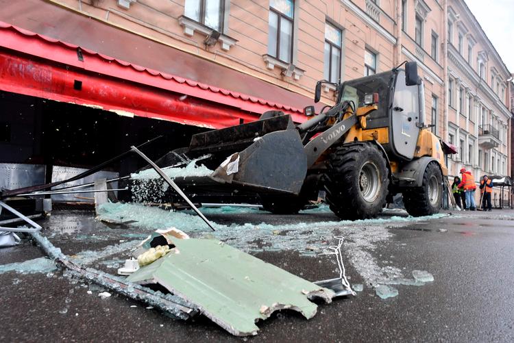 Der ryddes op efter bombeangrebet, der blæste facaderuderne på caféen i Sankt Petersborg ud.  Foto: Olga Maltseva/Ritzau Scanpix