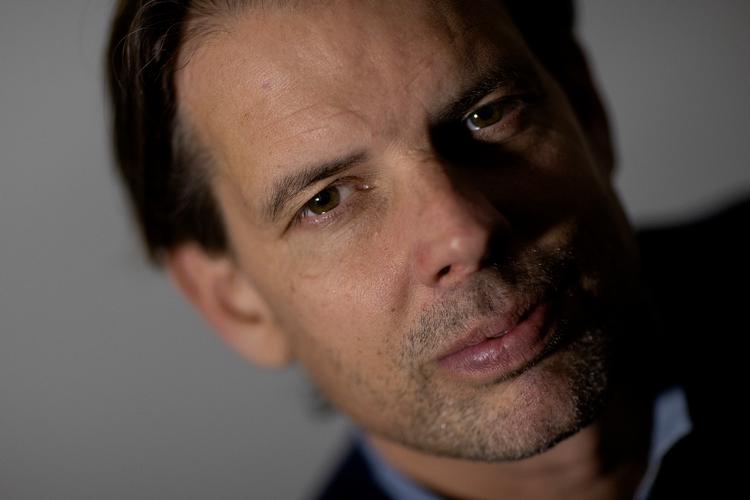 Alex Schulman, svensk forfatter, er aktuel på dansk med romanen 'Malma Station'.  Og med filmatiseringen af hans bog  'Brænd alle mine breve'. Sidstnævnte roman vækker debat i hjemlandet. Foto: Finn Frandsen