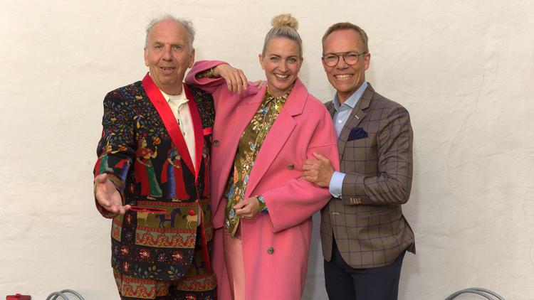 Annette Heick er vært ved spøgen, som går ud på, at to kendisser skal udfrittes mildt om de gode gamle dage. I første ombæring er gæsterne entertainer Jacob Haugaard og dansedommer Jens Werner.  Foto: Per Arnesen/TV 2