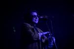  Arooj Aftab holdt på Roskilde en cool rockstjernestil bag solbriller i buldermørke, selv om musikken snarere pegede på det himmelske lys.  Arkivfoto Peter Hove Olesen