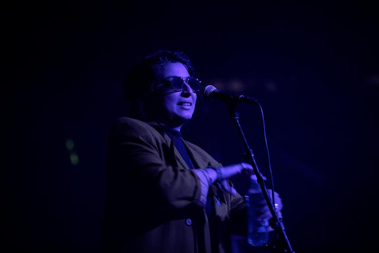  Arooj Aftab holdt på Roskilde en cool rockstjernestil bag solbriller i buldermørke, selv om musikken snarere pegede på det himmelske lys.  Arkivfoto Peter Hove Olesen