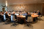Den internationale olympiade komites (IOC) præsident Thomas Bach (R) diskutere med andre medlemmer fra komiteen, om Ruslands atleter må deltage i sportsbegivenheden. 
(Photo by Fabrice COFFRINI / AFP)   Foto: Fabrice Coffrini/Ritzau Scanpix