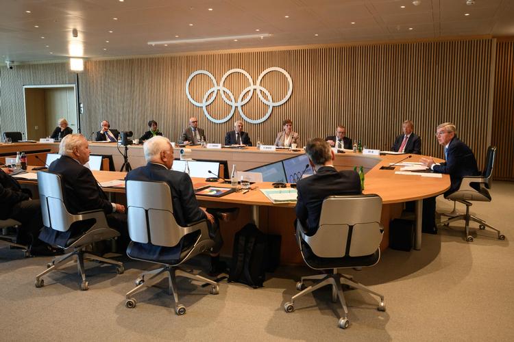 Den internationale olympiade komites (IOC) præsident Thomas Bach (R) diskutere med andre medlemmer fra komiteen, om Ruslands atleter må deltage i sportsbegivenheden. 
(Photo by Fabrice COFFRINI / AFP)   Foto: Fabrice Coffrini/Ritzau Scanpix