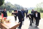 Ma Ying-jeou (forrest) var stærkt berørt, da han endelig fik lov at besøge sine forfærdres gravsted. Han var Taiwans præsident fra 2008-2016 og repræsenterede en lang mere Kina-venlig linje, hvor han blandt andet mødte Kinas statsleder, Xi Jinping, i et historisk møde i Singapore. Foto: Handout/Ritzau Scanpix