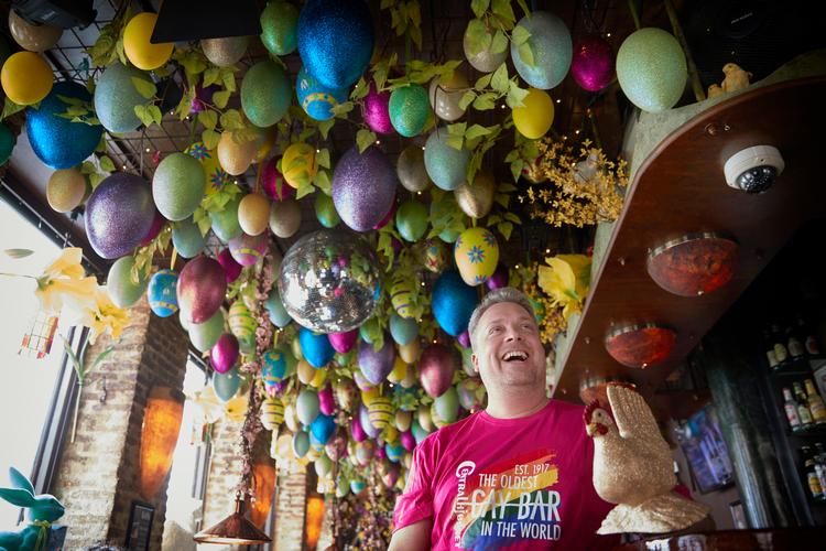 Kenny Hoffland overtog Centralhjørnet for et år siden, og påskepynten er en del af stedets arv, som han forvalter: »Historien betyder meget for mange. Vi har gæster, der er kommet her i 60 år. Jeg har det kun til låns«.  Foto: Jens Dresling