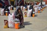 Afghanistan er blevet endnu fattigere under Taleban-styret. Denne kvinde i Kandahar har netop modtaget mad fra en ngo. Foto: Sanaullah Seiam/Ritzau Scanpix