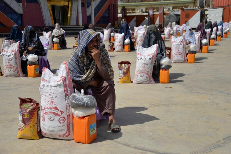Afghanistan er blevet endnu fattigere under Taleban-styret. Denne kvinde i Kandahar har netop modtaget mad fra en ngo. Foto: Sanaullah Seiam/Ritzau Scanpix