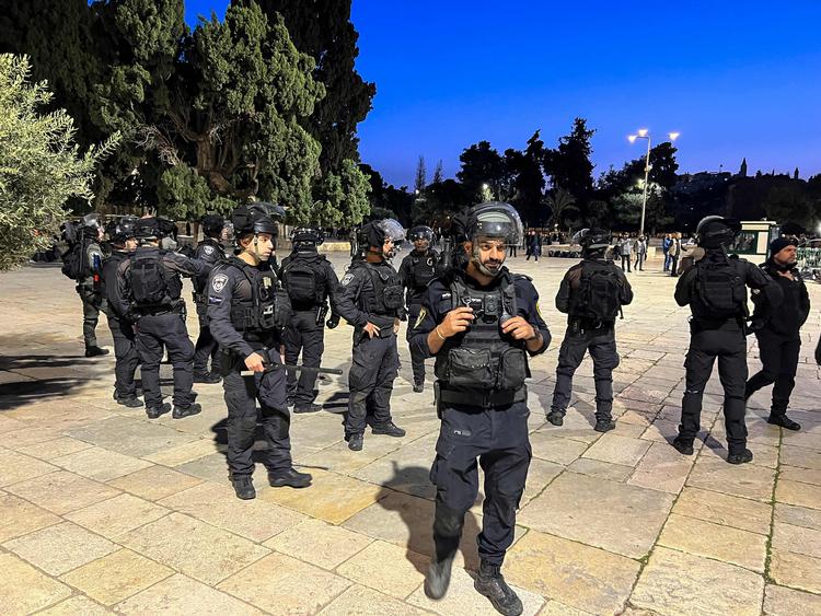 Israelsk politi foran Al-Aqsa-moskéen i Jerusalem. Foto: Ahmad Gharabli/Ritzau Scanpix