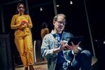 De unge – i skikkelse af Sidsel Aya Eriksen og Frederik Rolin – vil allerhelst hinanden. Men de har svært ved menneskekontakt efter de sociale mediers indtog i Oh Lands debut som operakomponist på Fyn.   Foto: Emilia Therese