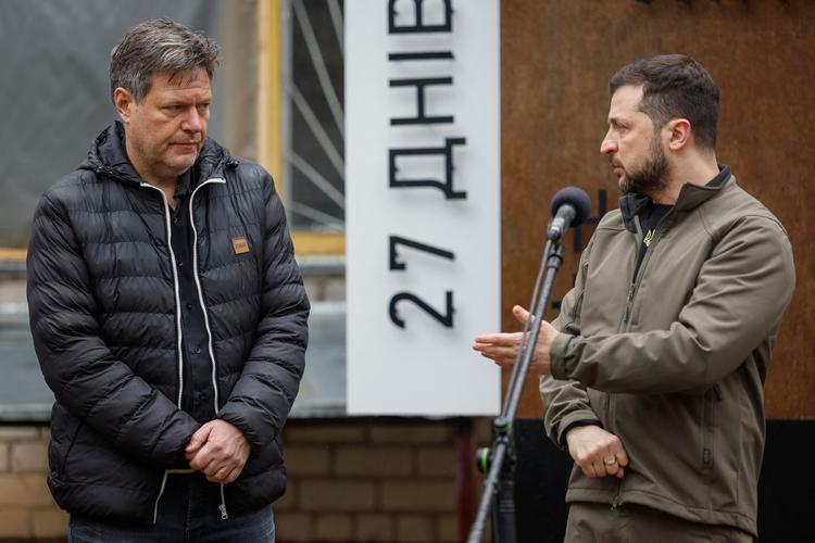 Vicekansler Robert Habeck (t.v.) har netop besøgt den ukrainske præsident Volodymyr Zelenskyj. Foto: Staff/Ritzau Scanpix