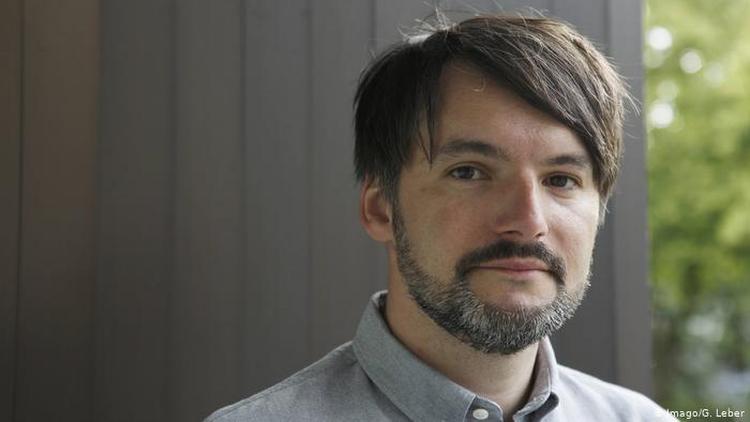 "Jeg har drukket vand fra min oldefars brønd og skriver om det på tysk, sproget i mit nye hjemland", skriver Sasa Stanisic. 