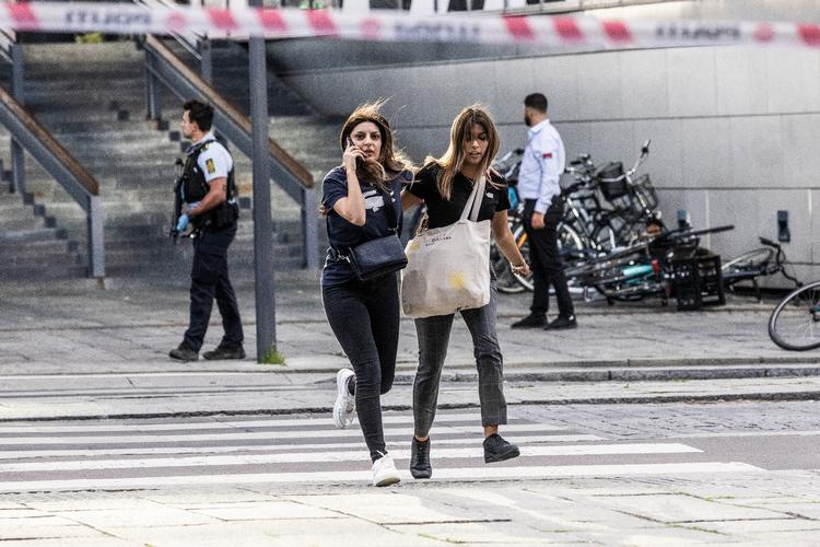 Abiez Riez (til højre) havde første arbejdsdag i Field's, da der i juli blev skudt. Hun vendte ikke tilbage til sit arbejde i indkøbscentret, men har stadig svært ved at være steder med mange mennesker.  Foto: Ólafur Steinar Rye Gestsson/Ritzau Scanpix