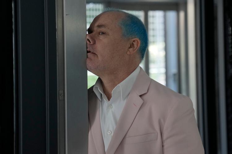 Det er frisættende, siger kunstneren Damien Hirst, at maskinen bare genererer tilfældige pæne billeder.  Foto: Francois Mori/Ritzau Scanpix