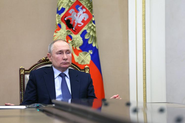 Ruslands præsident, Vladimir Putin, er stærkt optaget af sin egen sikkerhed og har kun kontakt med få mennesker omkring sig, fortæller en afhoppet  sikkerhedsofficer til det politiske medie Dossier Centre.  Foto: Sputnik/Ritzau Scanpix