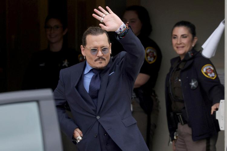 Knap et år efter den dramatiske retssag mod ekshustruen, Amber Heard, har Johnny Depp igen fået en stor filmrolle. Her ses han forlade retsbygningen i Fairfax County i maj 2022. REUTERS/Evelyn Hockstein/File Photo   Foto: Evelyn Hockstein/Ritzau Scanpix